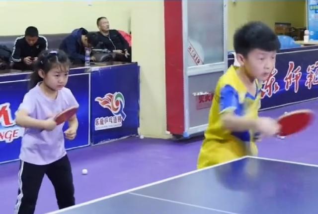 乒乓神童神似福原爱，5岁获少儿全国总冠军，与张继科同台竞技-4.jpg