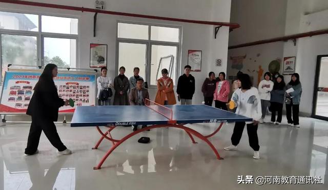 许昌幼儿师范学校举行2021年学生趣味运动会之男女乒乓球单打比赛-2.jpg