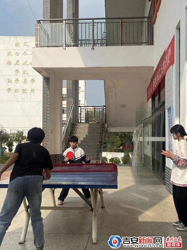 吉安市樟山中学举行校园乒乓球比赛-2.jpg