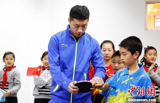 乒乓国手走进上海校园与学生“切磋”球技-2.jpg