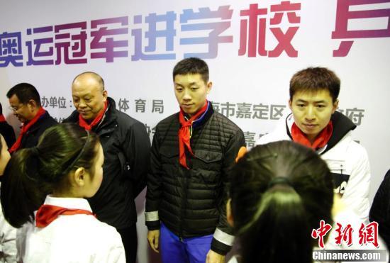 乒乓国手走进上海校园与学生“切磋”球技-5.jpg
