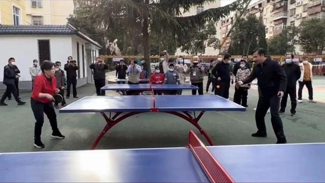 49岁邓亚萍和老乡打乒乓球！被打到跳出画面，周围站满观众场面大-1.jpg