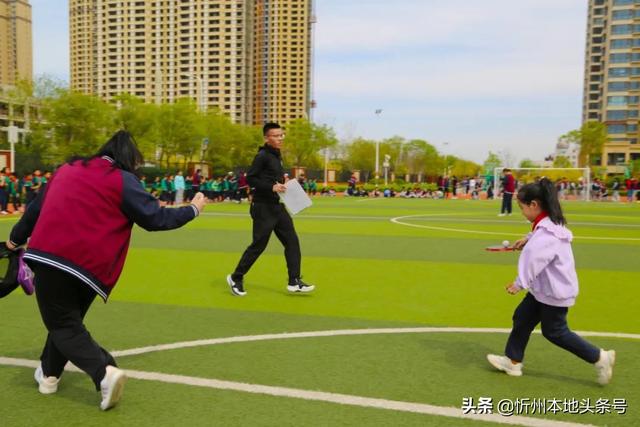 忻州实验双语学校举行乒乓球趣味接力赛活动-14.jpg